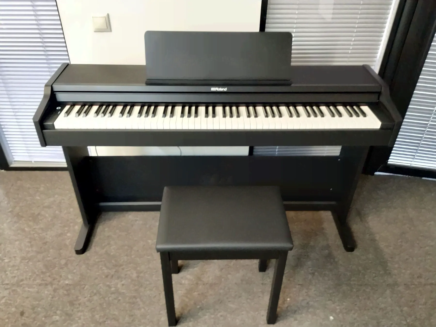 Roland RP107 Цифровое пианино-1