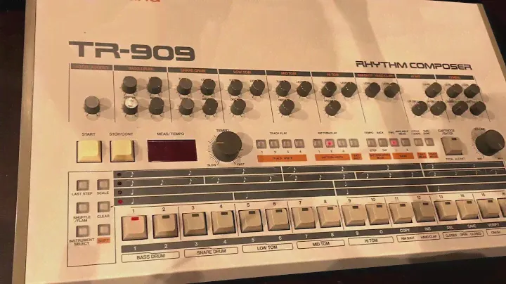 ROLAND TR-909