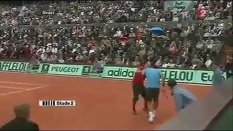Federer attacked by a fan at Roland Garros